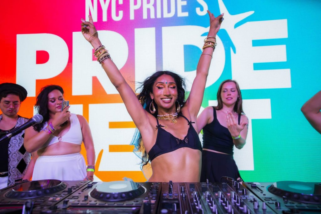 La DJ y activista Armana Khan durante una sesión en el NYC Pride