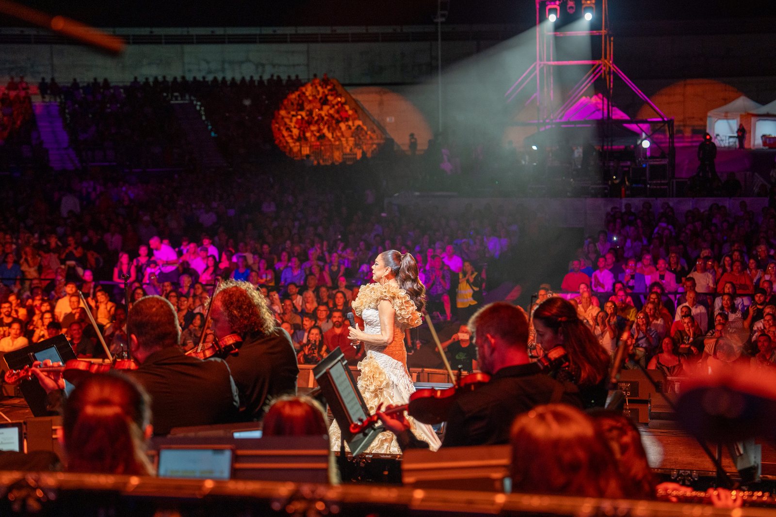 Isabel Pantoja y la Orquesta Sinfónica de Las Palmas ante el público del Puerto de Tazacorte