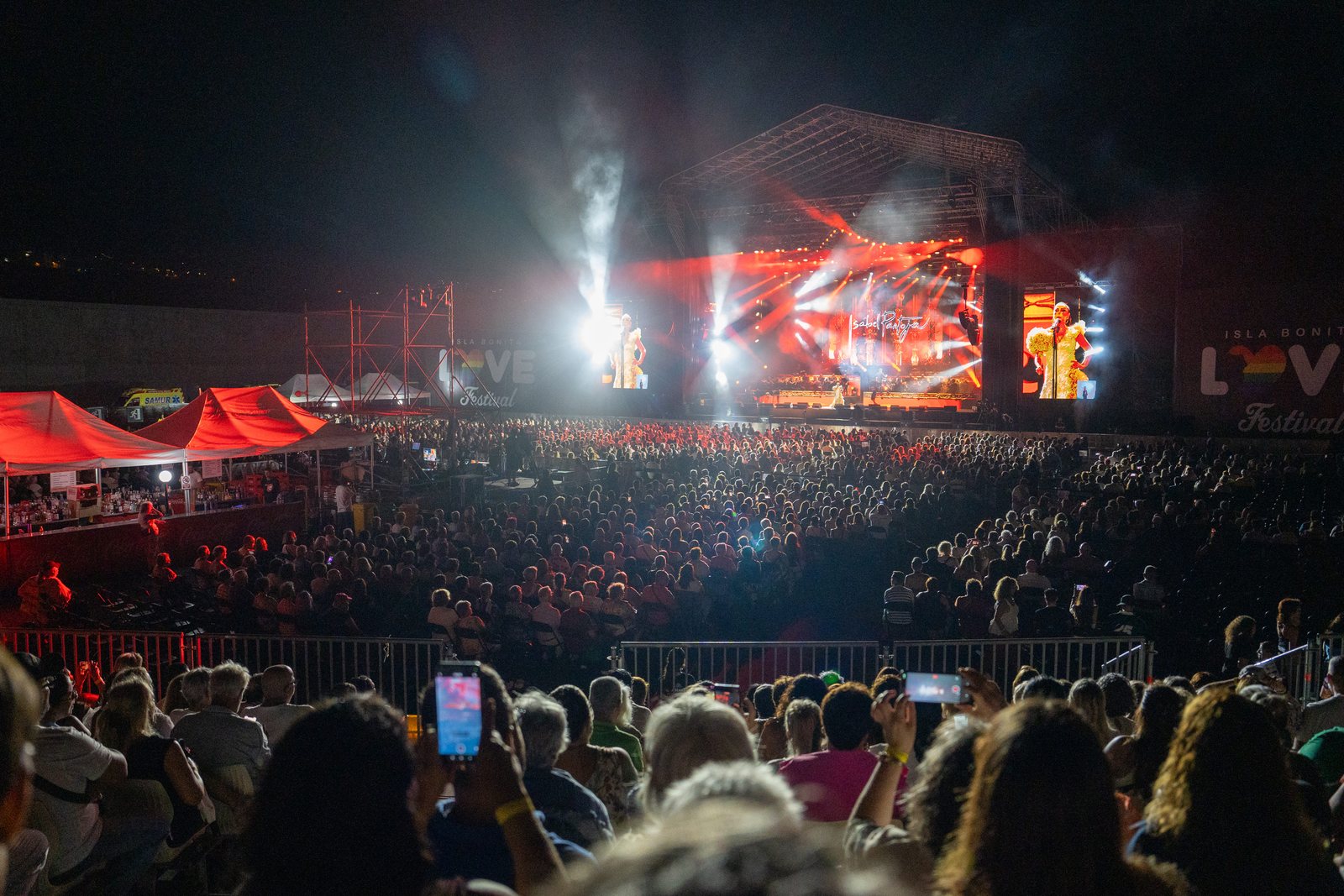 Vista del recinto lleno del Puerto de Tazacorte durante el concierto de Isabel Pantoja