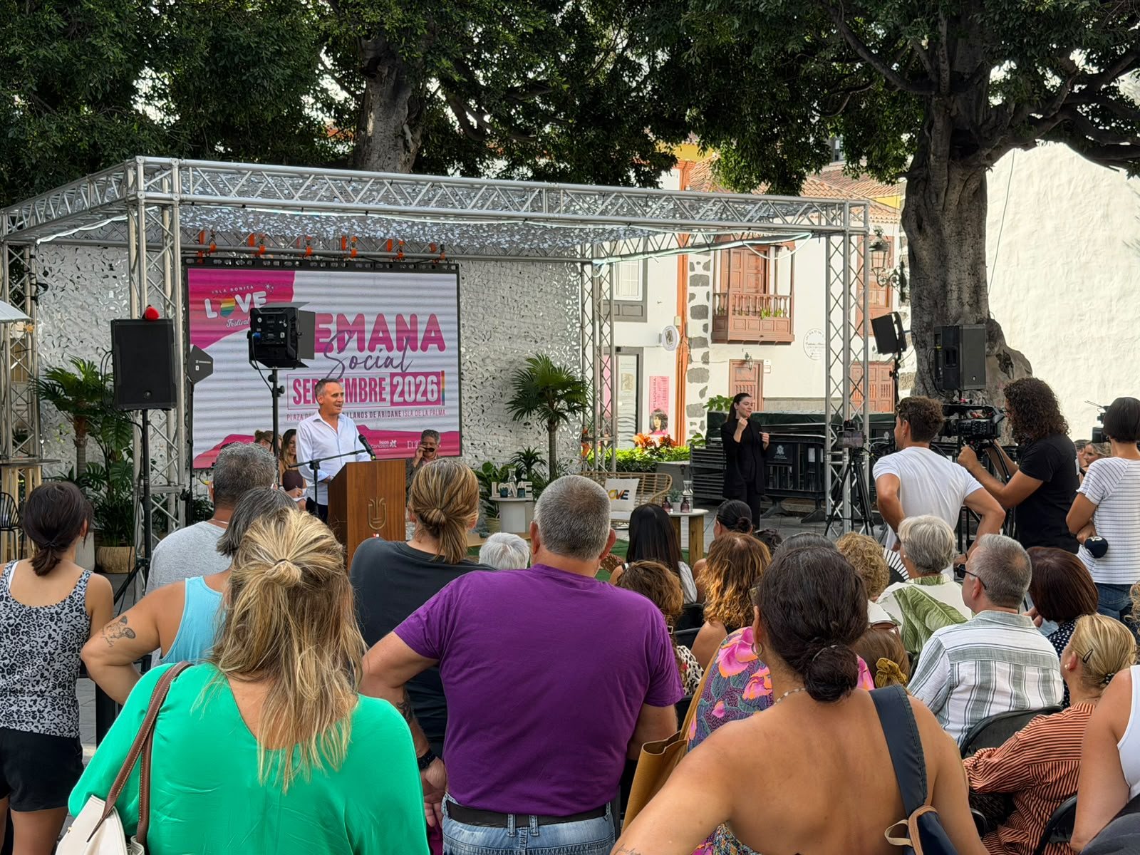 Publikum auf der Plaza de España in Los Llanos de Aridane während der Sozialwoche